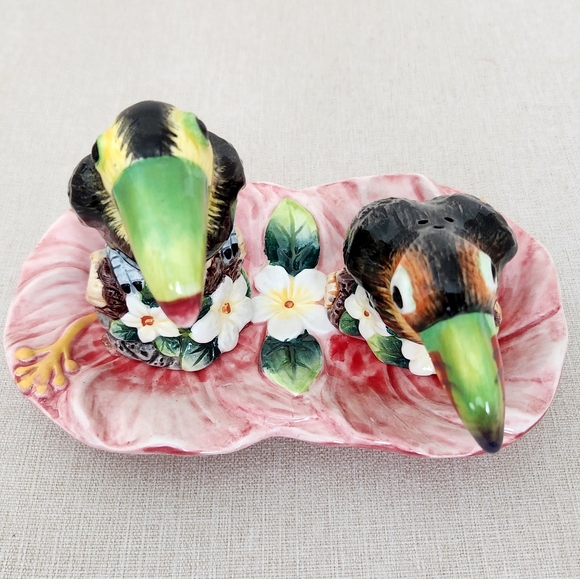 Corner Ruby Tropical Birds Ceramic Salt & Pepper Shaker Set on Tray - New - Picture 3 of 9
